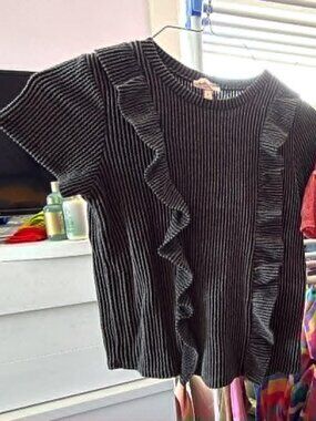 Short sleeve ribbed/ruffled top